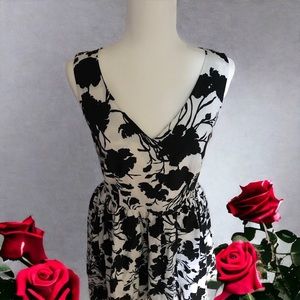 ELLE Black & White Floral V-Neck Dress. Pre-owned. Size: 10. $22.